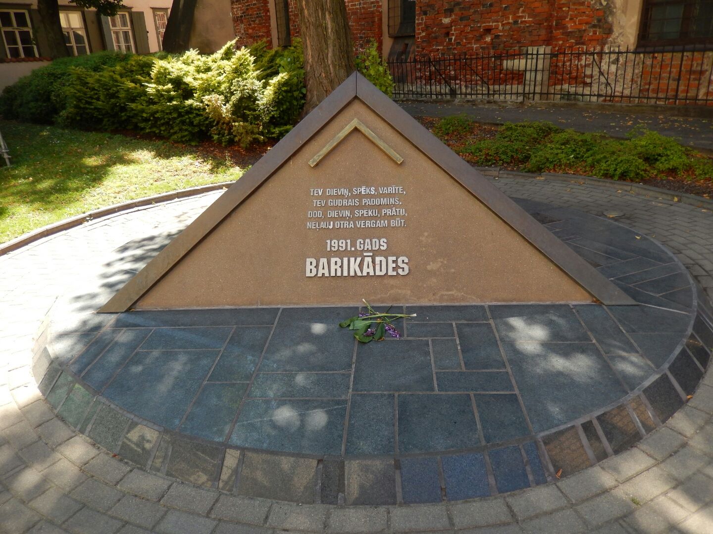 Riga, Latvia 2015 The Barikades (English: Barricades) Memorial is a memorial to those who died on January 20, 1991 during confrontations between Latvia and forces loyal to the Soviet Union.