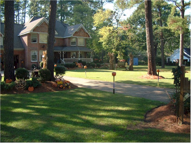 Virginia to Florida 2004
Great Bridge, Virginia - a house with Halloween decorations...