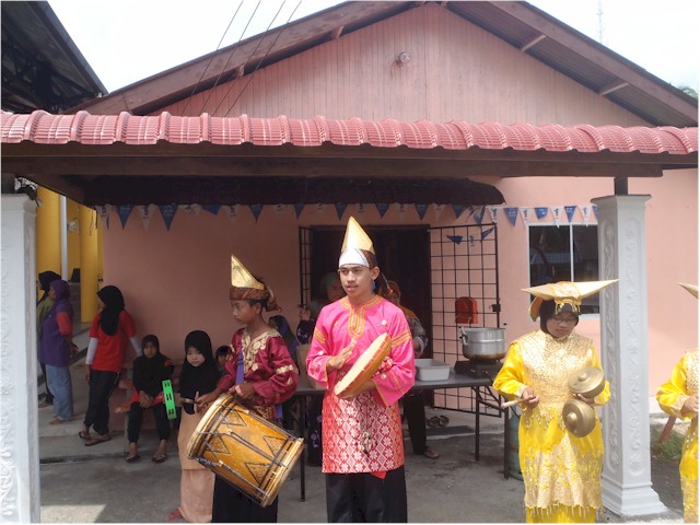 Indonesia Part 2 through to Malaysia 2013 Then we were taken to Kuala Klawang Homestay for a gala lunch and entertainment.