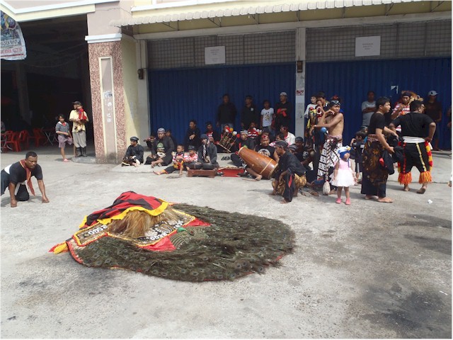 Indonesia Part 2 through to Malaysia 2013 We are taken on a tour where we enjoy some local entertainment...