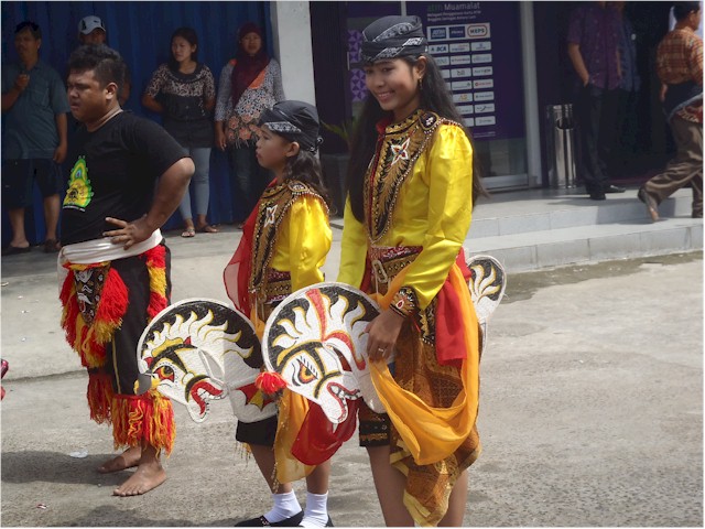 Indonesia Part 2 through to Malaysia 2013 We saw similar costumes and dancing at the other end of Indonesia.