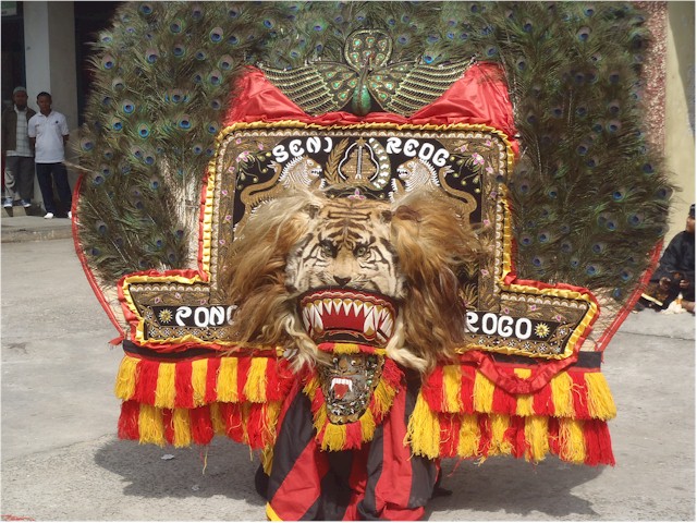 Indonesia Part 2 through to Malaysia 2013 We are taken on a tour where we enjoy some local entertainment...