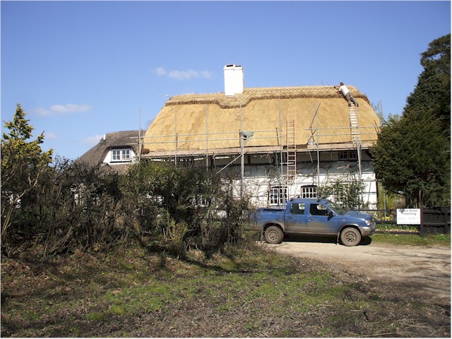 Brisbane-UK-Brisbane 2009/10
A new thatch roof being done.
