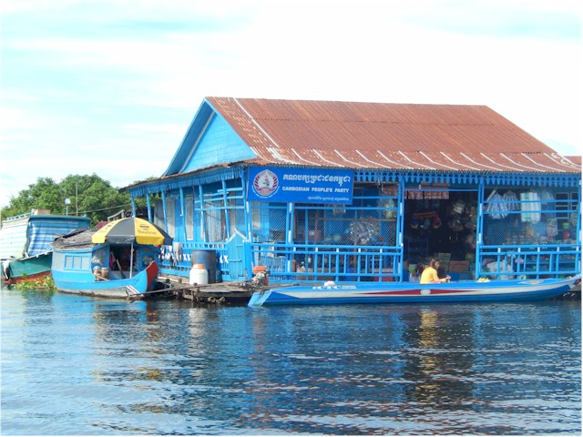 SE Asia Tour 2014 The largest fresh water lake in SE Asia is home to some 90,000 people who live in 170 floating villages.