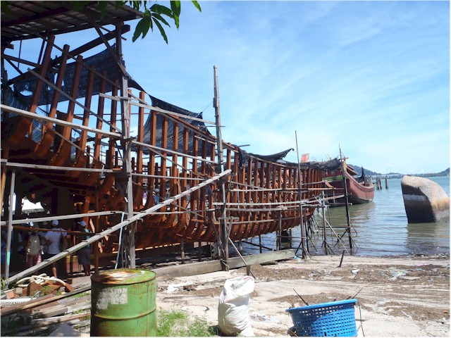 Indonesia Part 2 through to Malaysia 2013 ... and a fascinating visit to a shipbuilding yard. They build these huge junks by eye - without any plans!