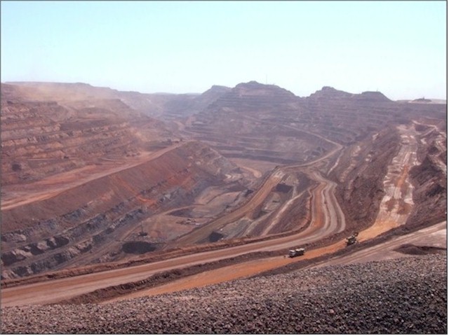 The 300ton truck look tiny in the pit.