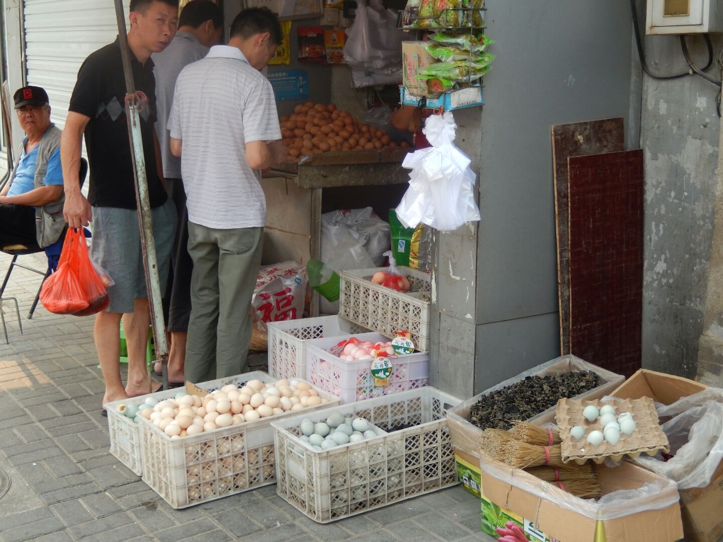 The street where our hotel was located had wonderful stalls - fresh fruit...