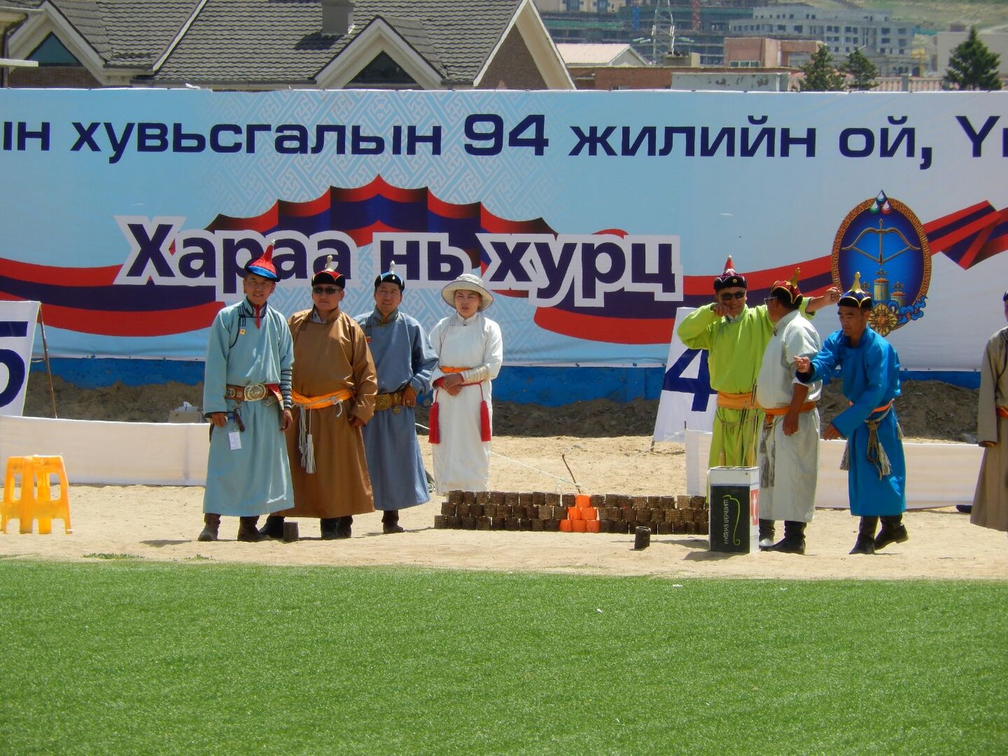...to knock down 100cm cylindrical baskets set at a 50-60 meter range. Note the umpires - unafraid of being hit!