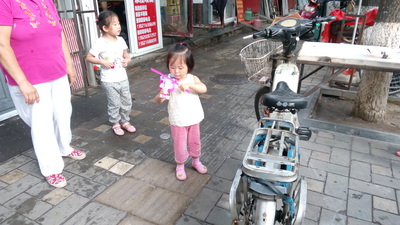 
This little girl was already playing a plastic violin with style!