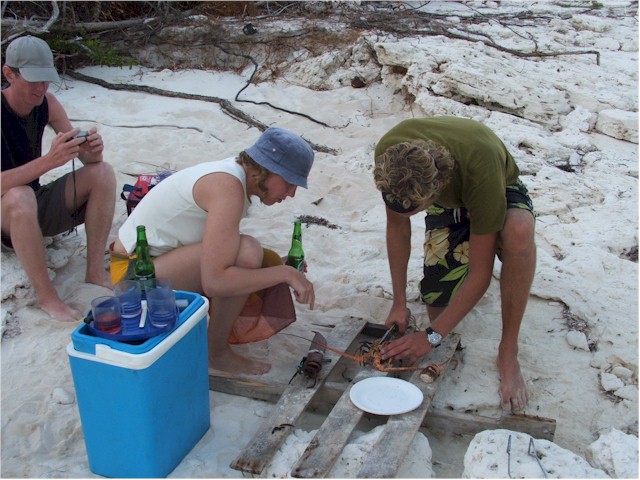 Still with Roos & Vincent aboard, we both sail to Cayo Campos, a deserted island where we enjoy BBQ lobster...
