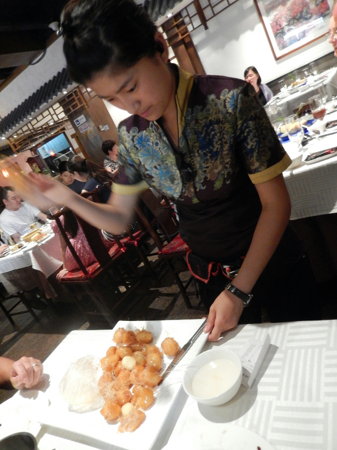 The chef dismantles the Toffee Apple for eating... Delicious!