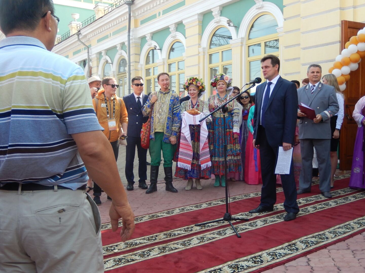 
Korean Delegation arrive Irktusk to a , complete with red carpet and traditional costume.

