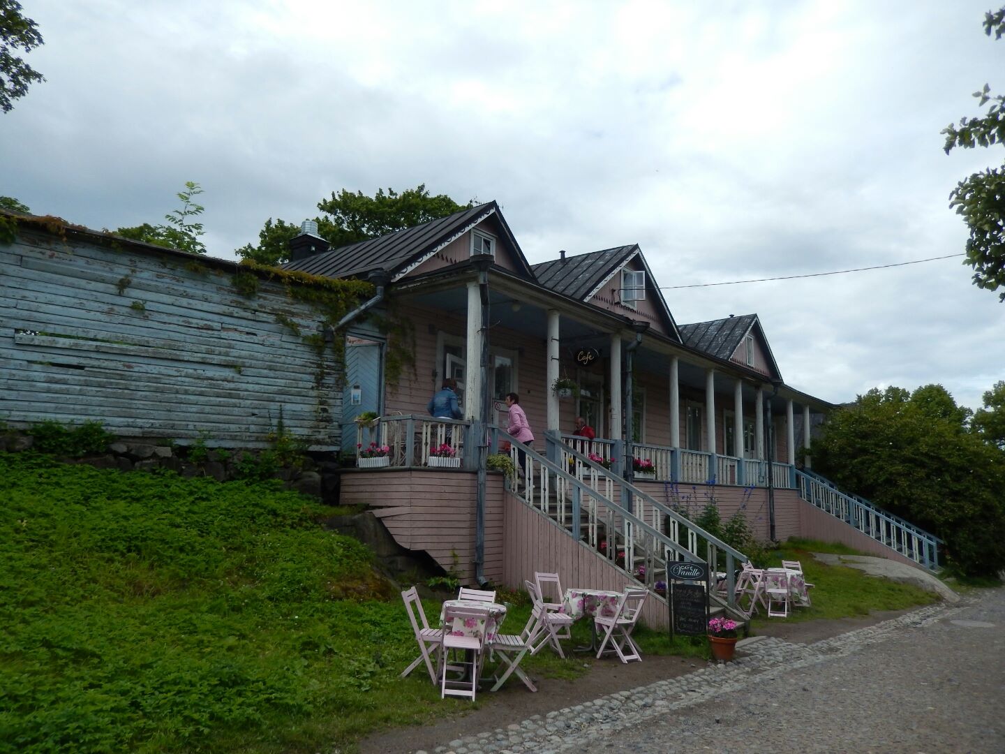 Russian merchants were allowed to build wooden houses on the island.
