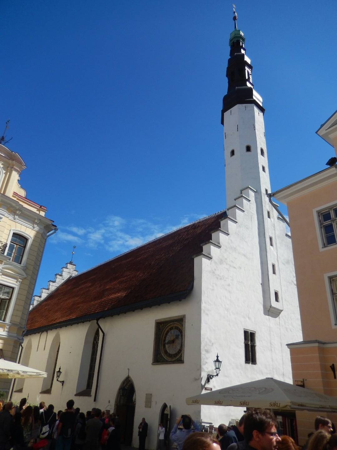 The Church of the Holy Ghost with a 17th century clock with golden sun motif on the façade.
