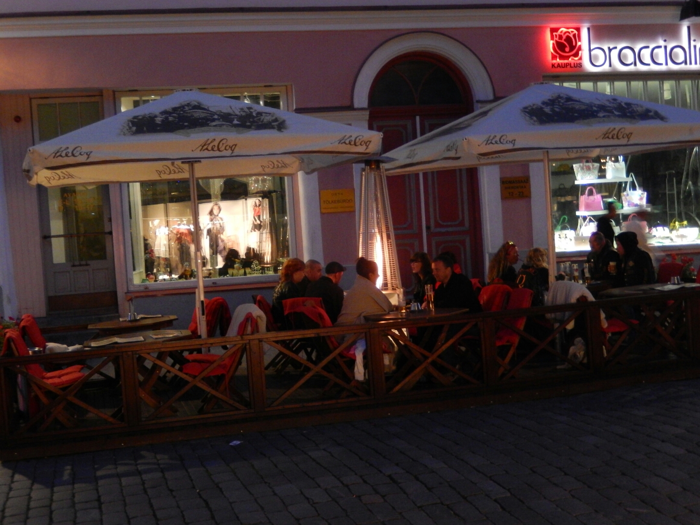 The restaurants provide blankets for all the outdoor seats!
