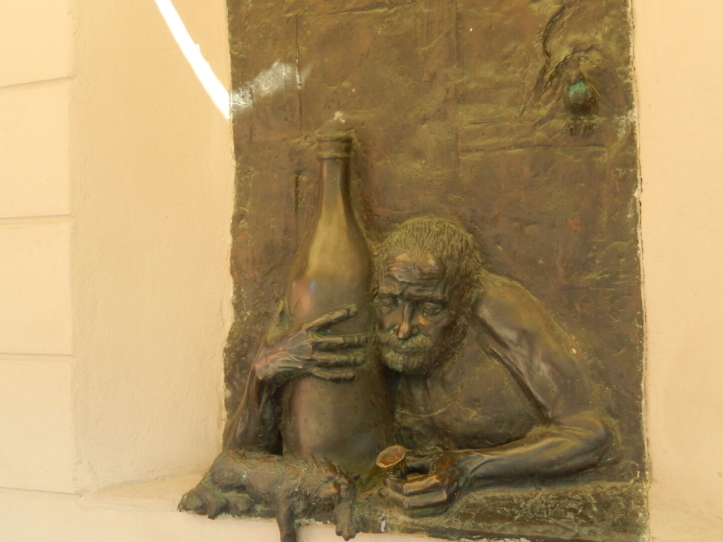 An amusing plaque depicting a drunken citizen of Uzupis.
