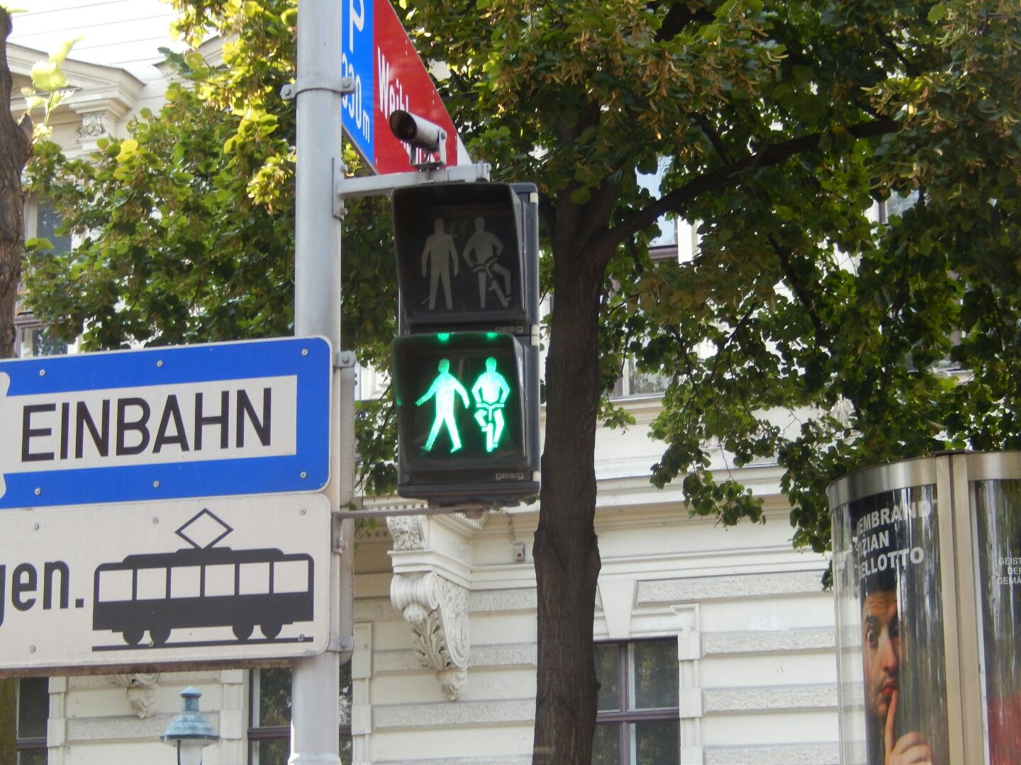 Traffic lights which are very romantic!
