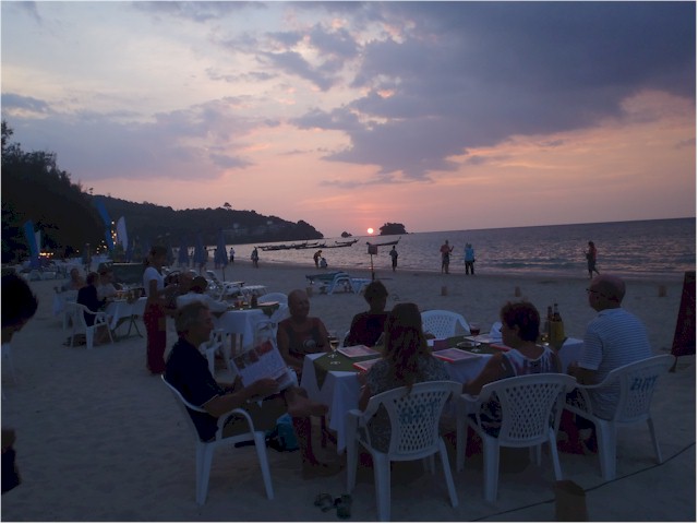 But it is fun to catch up with fellow cruisers for dinner...
