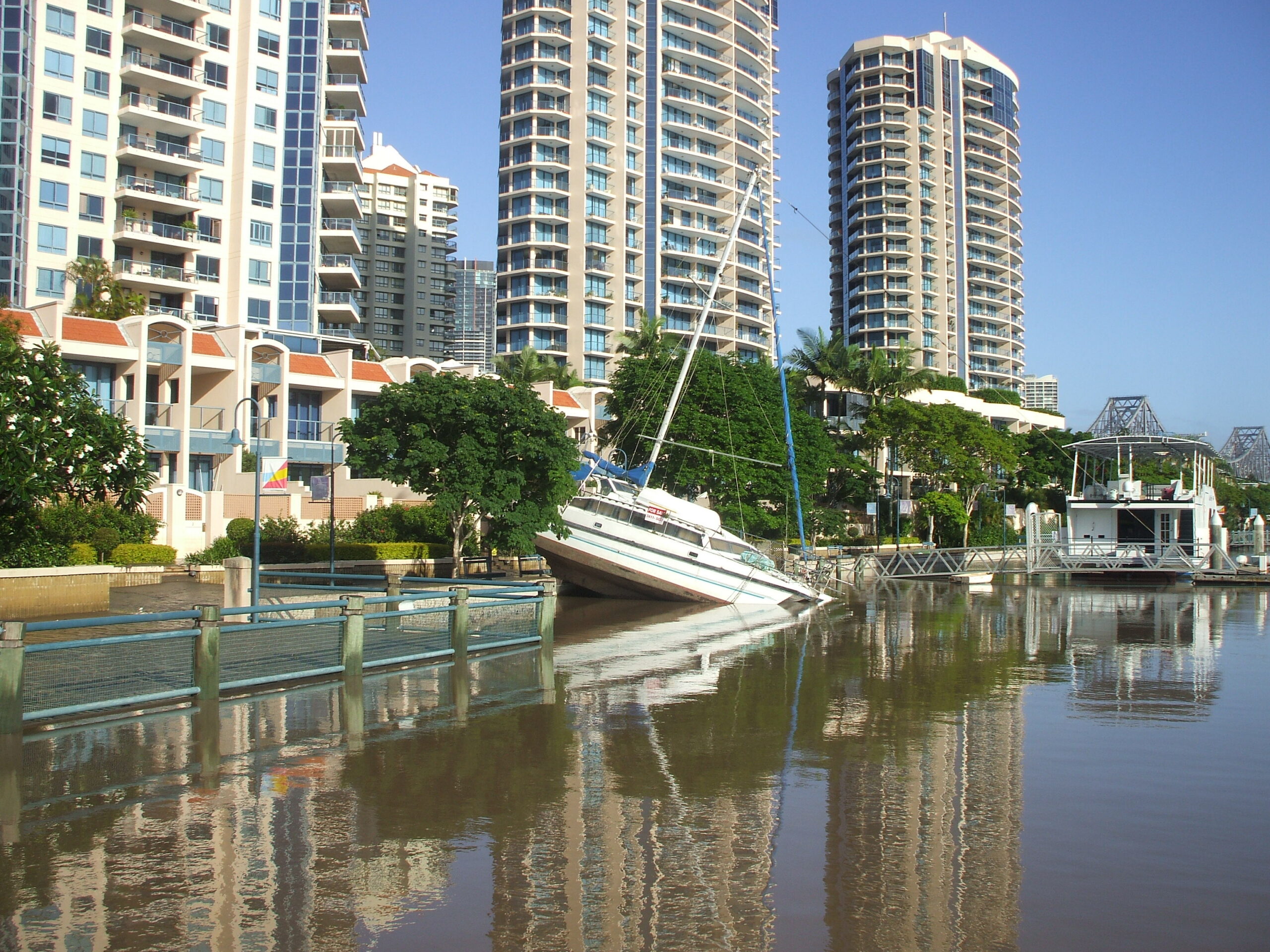 The owner of the catamaran decided to untie from the pontoon at the height of the flood - and was left high and dry...
