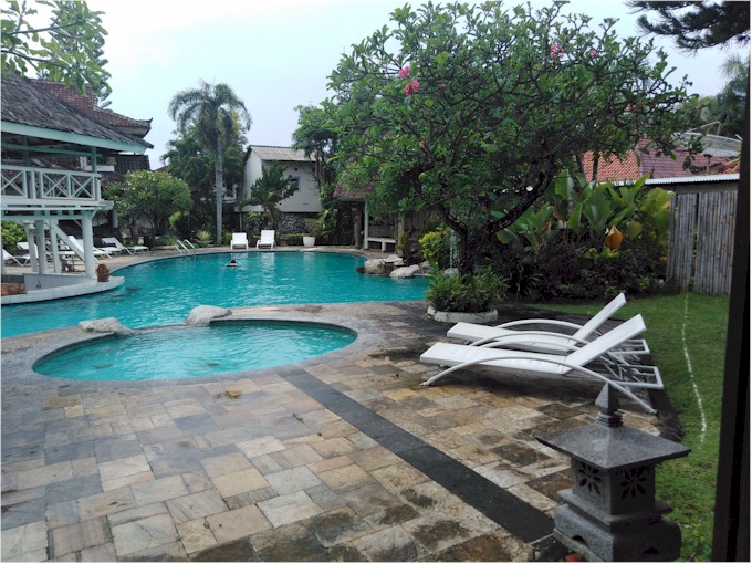 ... although situated on a busy road, the hotel had a lovely pool area and secluded grounds.