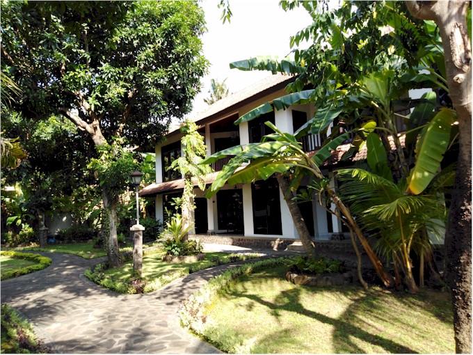 Our hotel was a bit disappointing but, as always in Bali, the grounds were amazing.