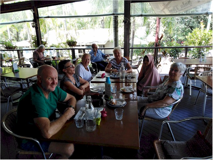 We had a lovely catch up with Ruth & Kelvin (ex Island Sonata) and Gail (ex Kullaroo) in Eumundi - in the Sunshine Coast hinterland.