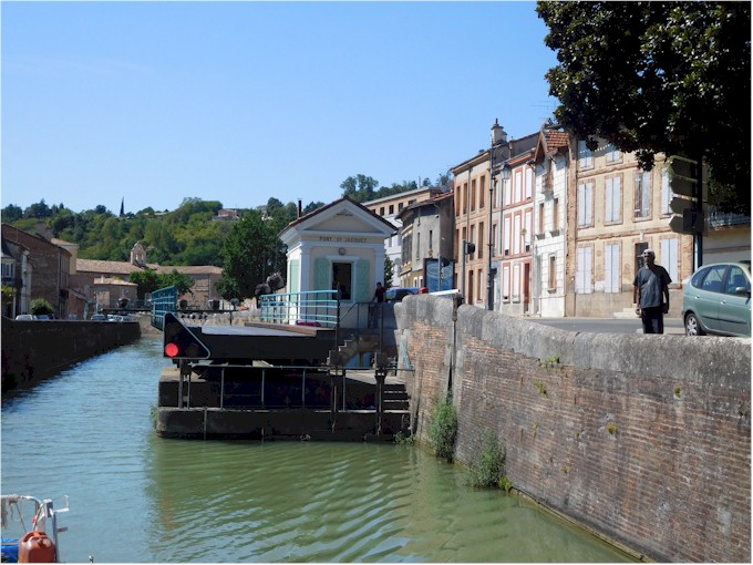 Approaching Moissac, the canal goes through the town and the footbridge is operated from the office.