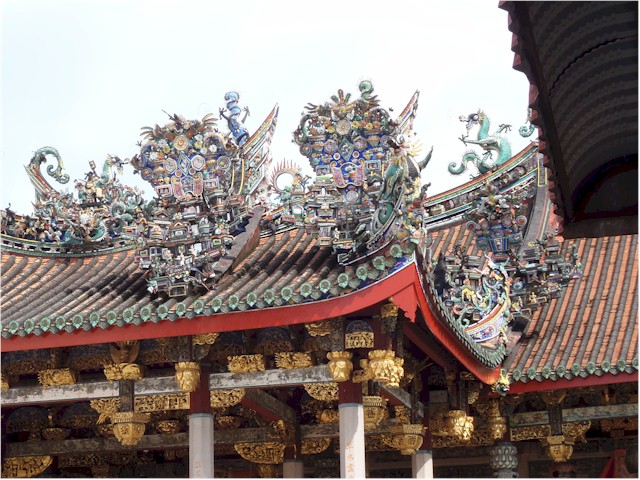 This impressive example is the Khoo Kongsi.