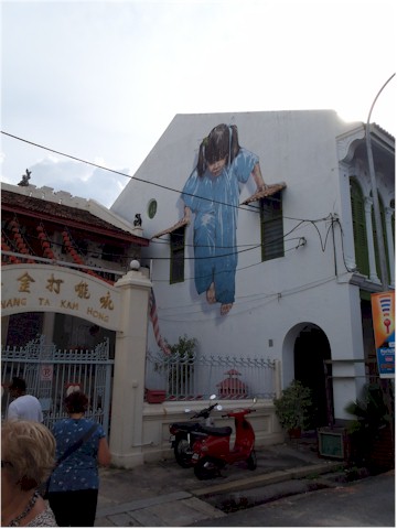 Amazing 'trompe l'oeil' paintings on the streets.
