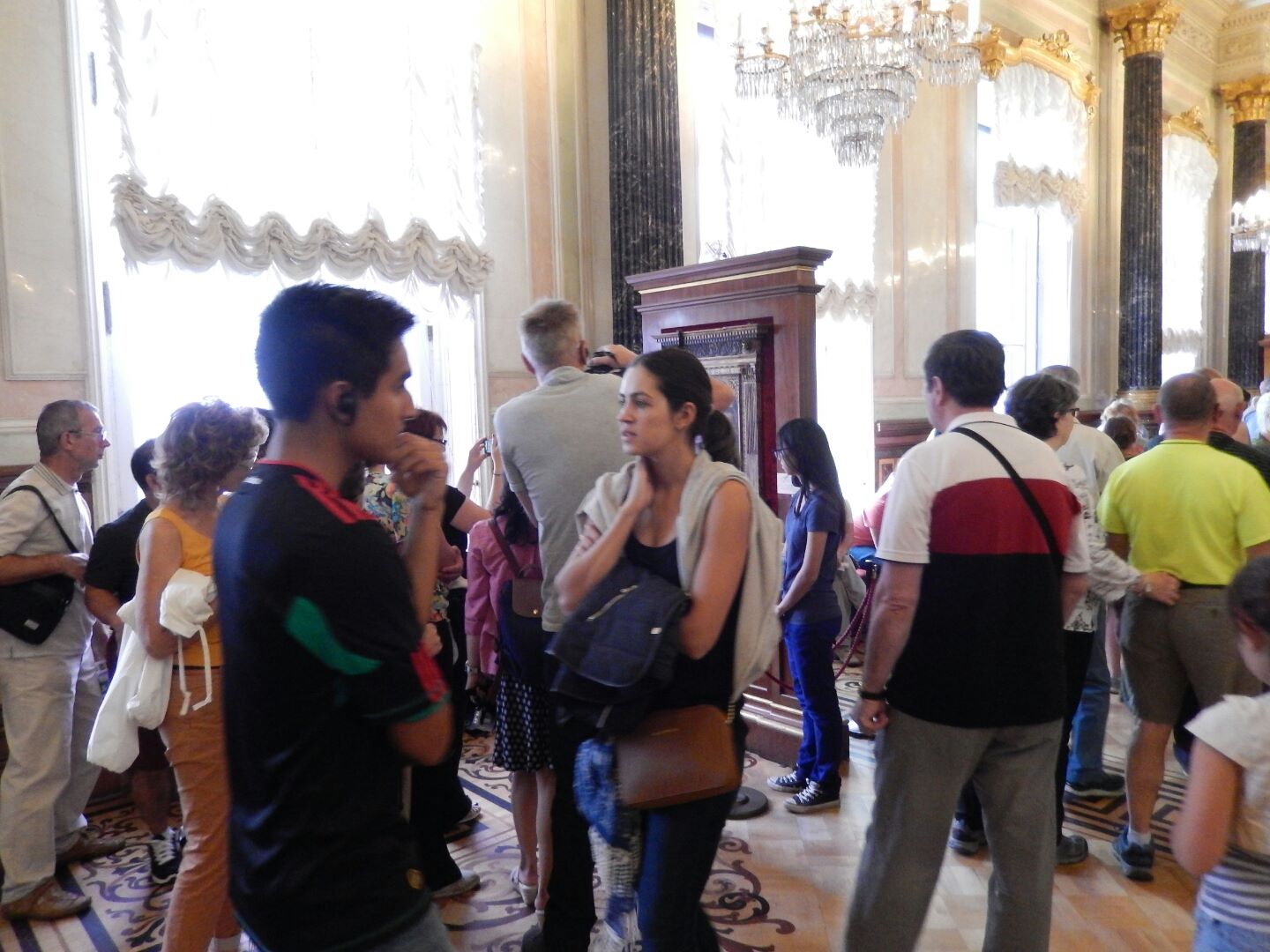 The crowds around Madonna & Child by Da Vinci...
