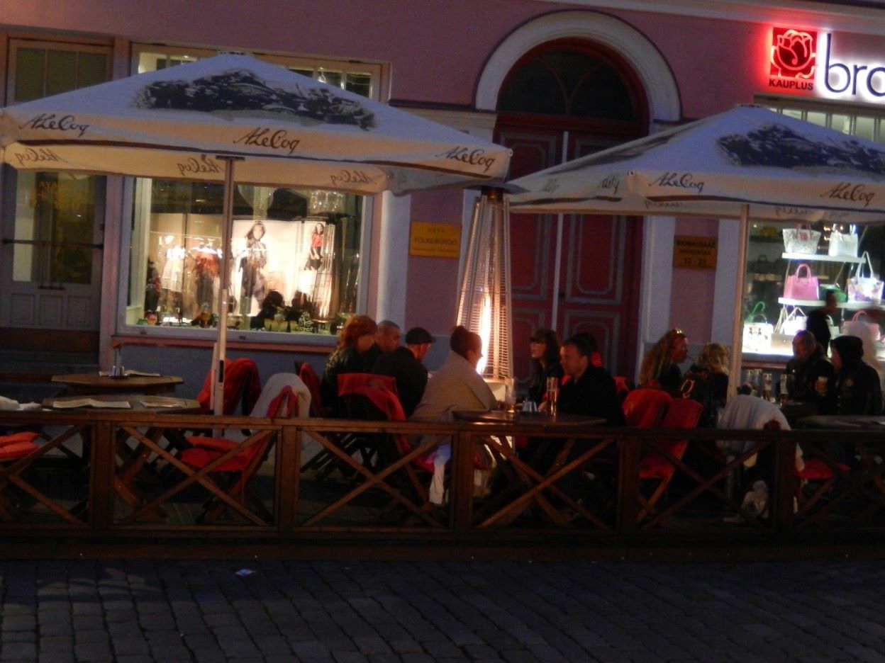 The restaurants provide blankets for all the outdoor seats!
