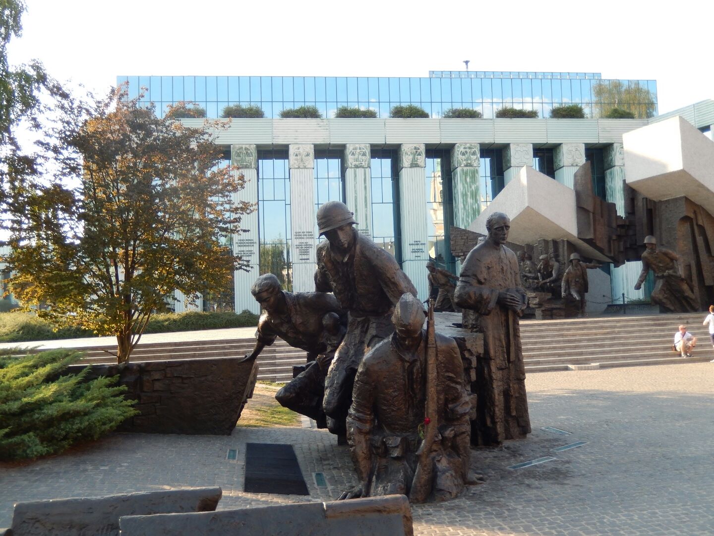 The Warsaw Uprising monument commemorates the thousands of heroes of the 1944 uprising who gave their lives for their homeland, having fought against the occupiers for 63 days under woefully uneven odds.