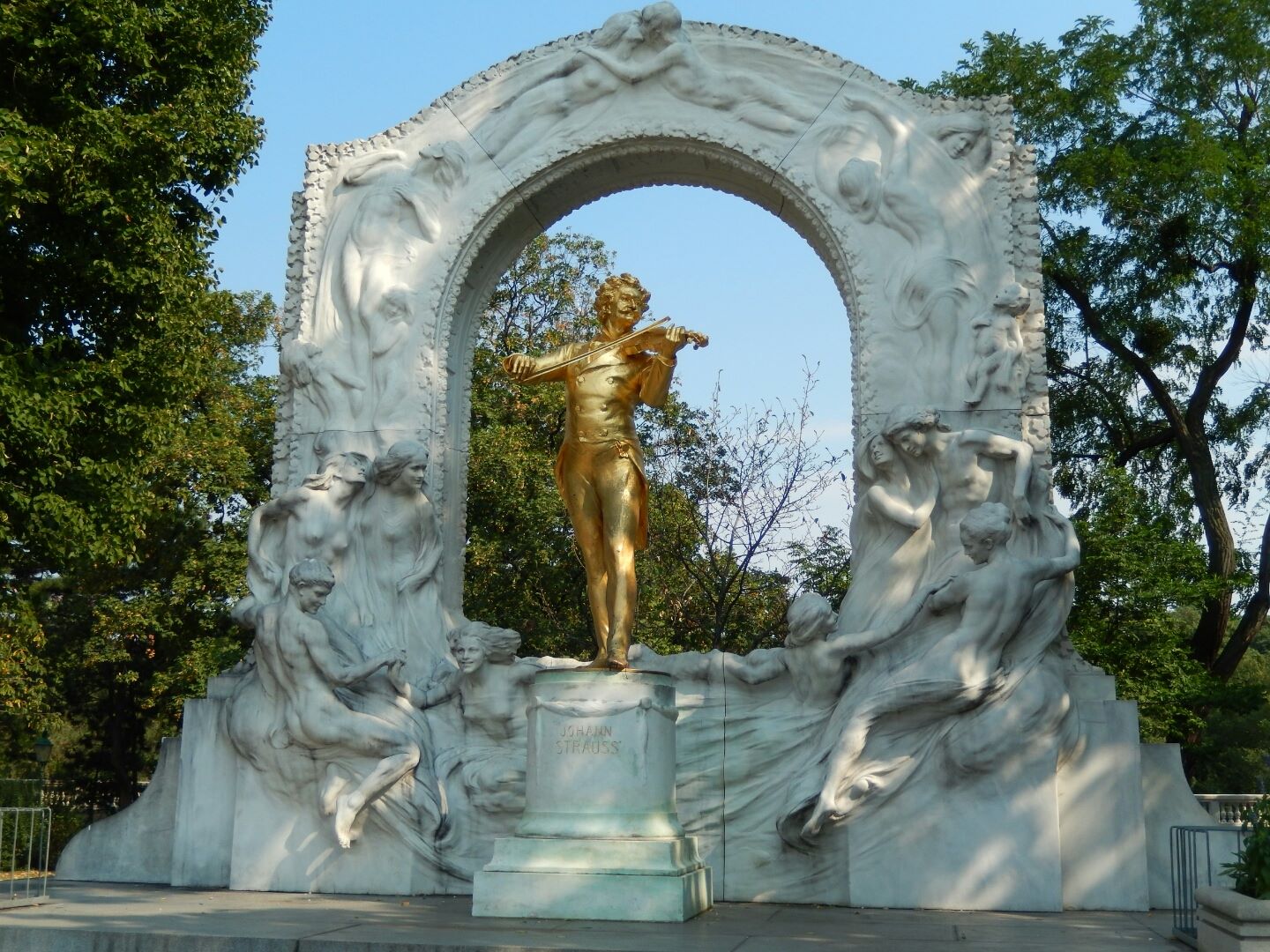 We had a lovely stroll through the Stadtpark - and found this Johann Strauss statue...
