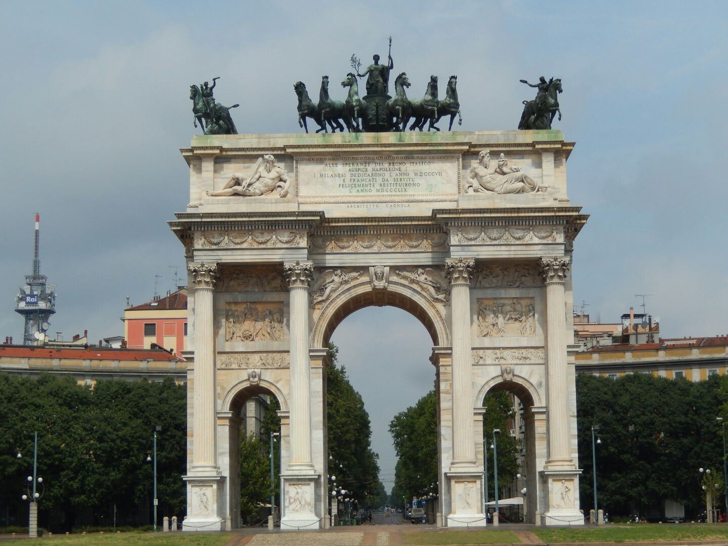 A landmark triumphal arch called Arco della Pace ("Arch of Peace") dates back to the 19th century, although its origins can be traced back to a gate of the Roman walls of Milan.
