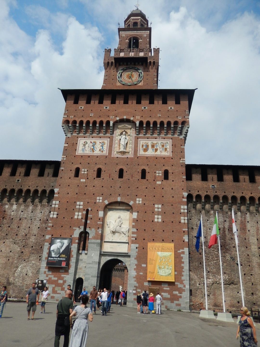 In 1452 he hired sculptor and architect Filarete to design and decorate the central tower, which is still known as Torre del Filarete.
