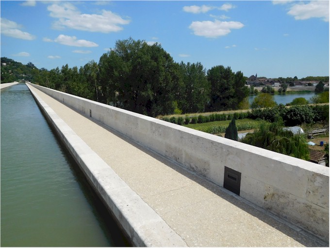 Looking down from the Aqueduct d'Agen.