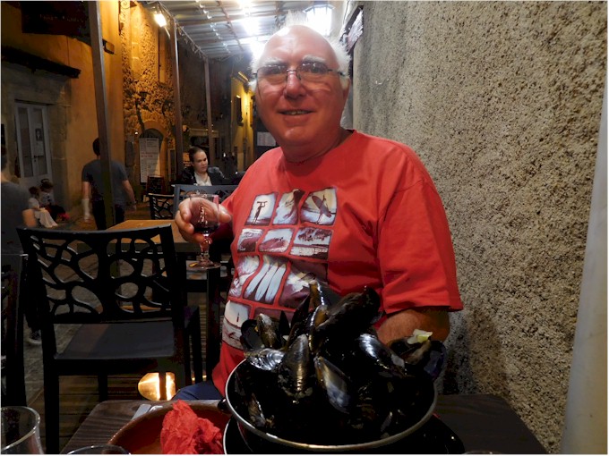 We returned to the old town for an evening meal - Keith enjoyed Moules Mariniere!