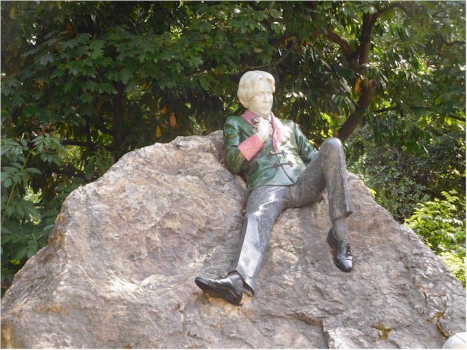 Statue of Oscar Wilde.